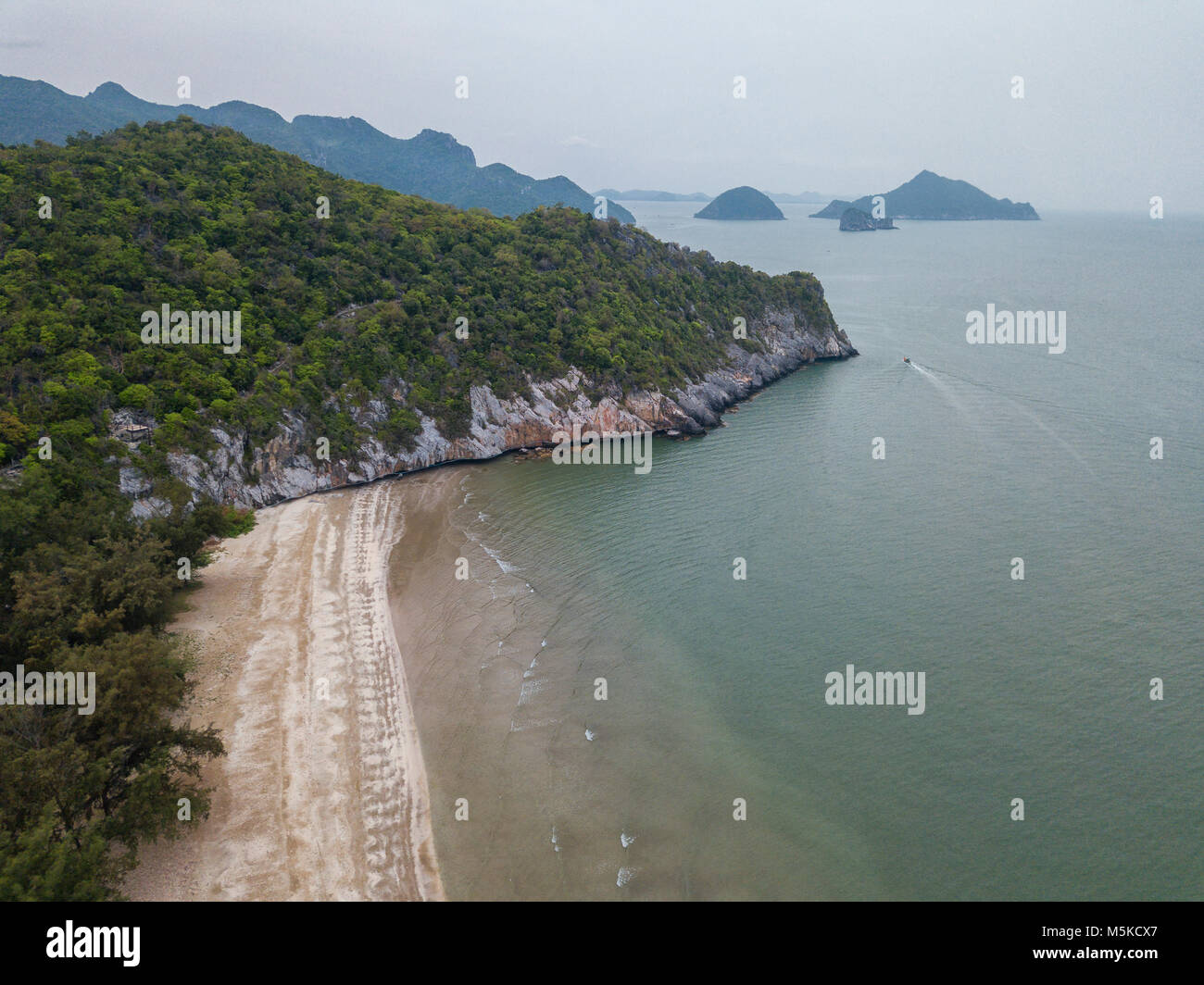 Una spiaggia con scogliere in Thailandia, Sud-est asiatico Foto Stock