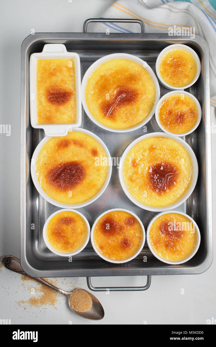 Set di creme brulee in piatti di cottura. Vista superiore Foto Stock