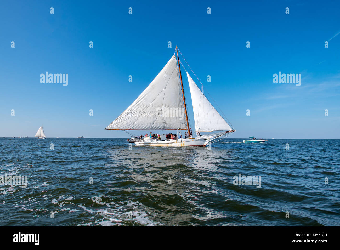 Mighty vele della tradizionale palamite nave preleva i venti sulla baia di Chesapeake, Isola di trattativa, Maryland. Foto Stock