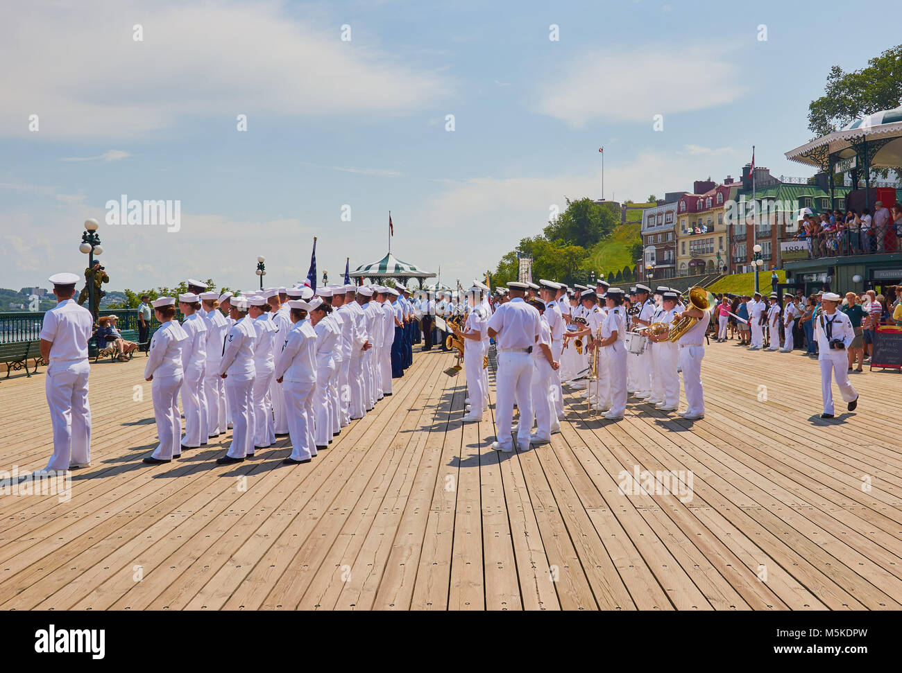 Banda di marino in divise bianche, Terrasse Dufferin (1879), Quebec City, Provincia di Quebec, Canada. Chiamato dopo l'ex regolatore generale Lord Dufferin. Foto Stock