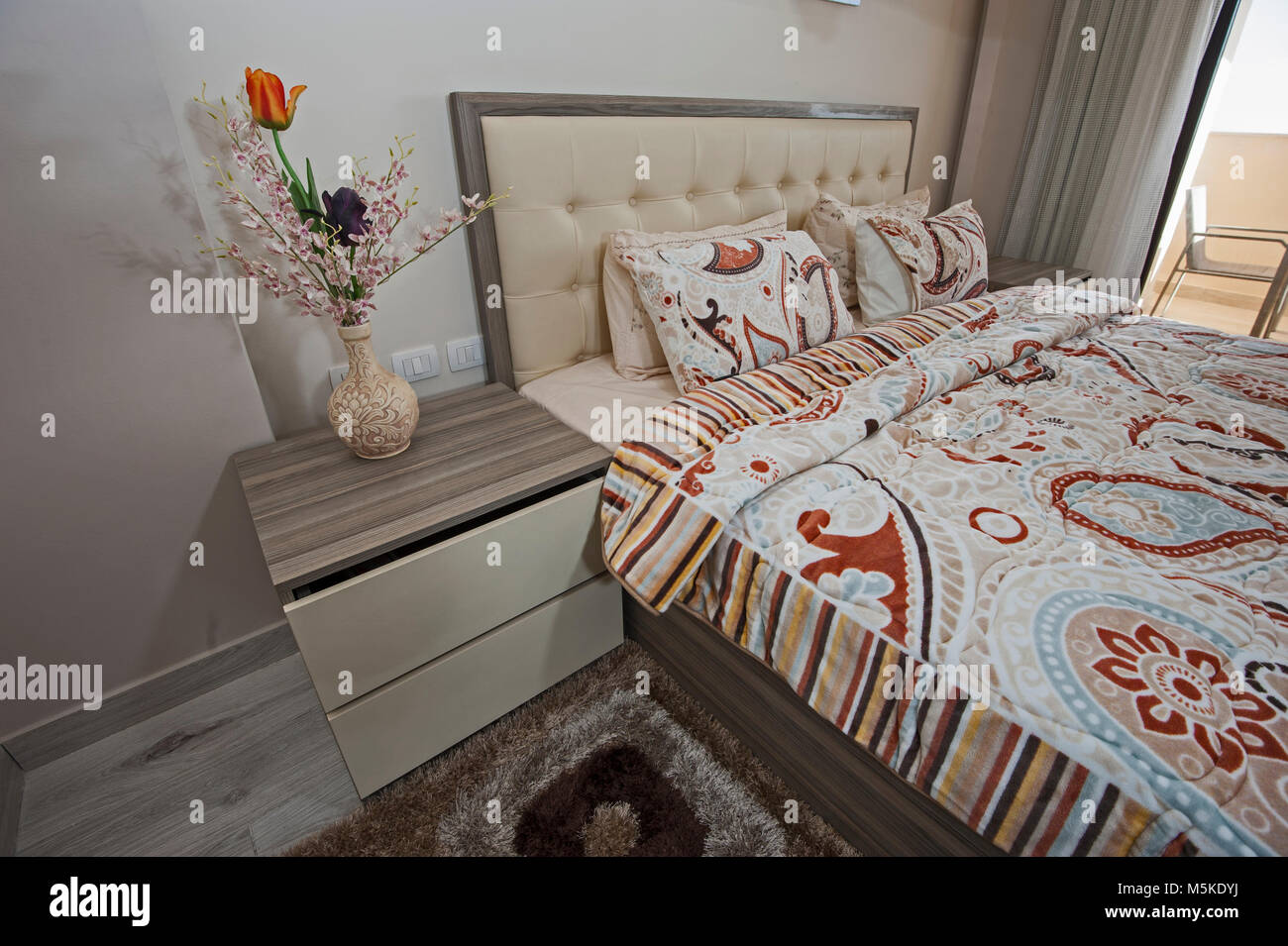 Interior design decor e arredamento di lusso home mostra camera da letto con mobili e impianti Foto Stock