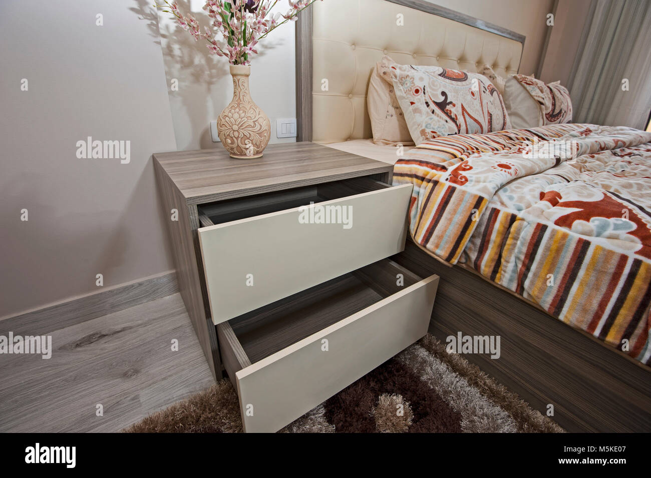 Interior design decor e arredamento di lusso home mostra camera da letto con mobili e impianti Foto Stock