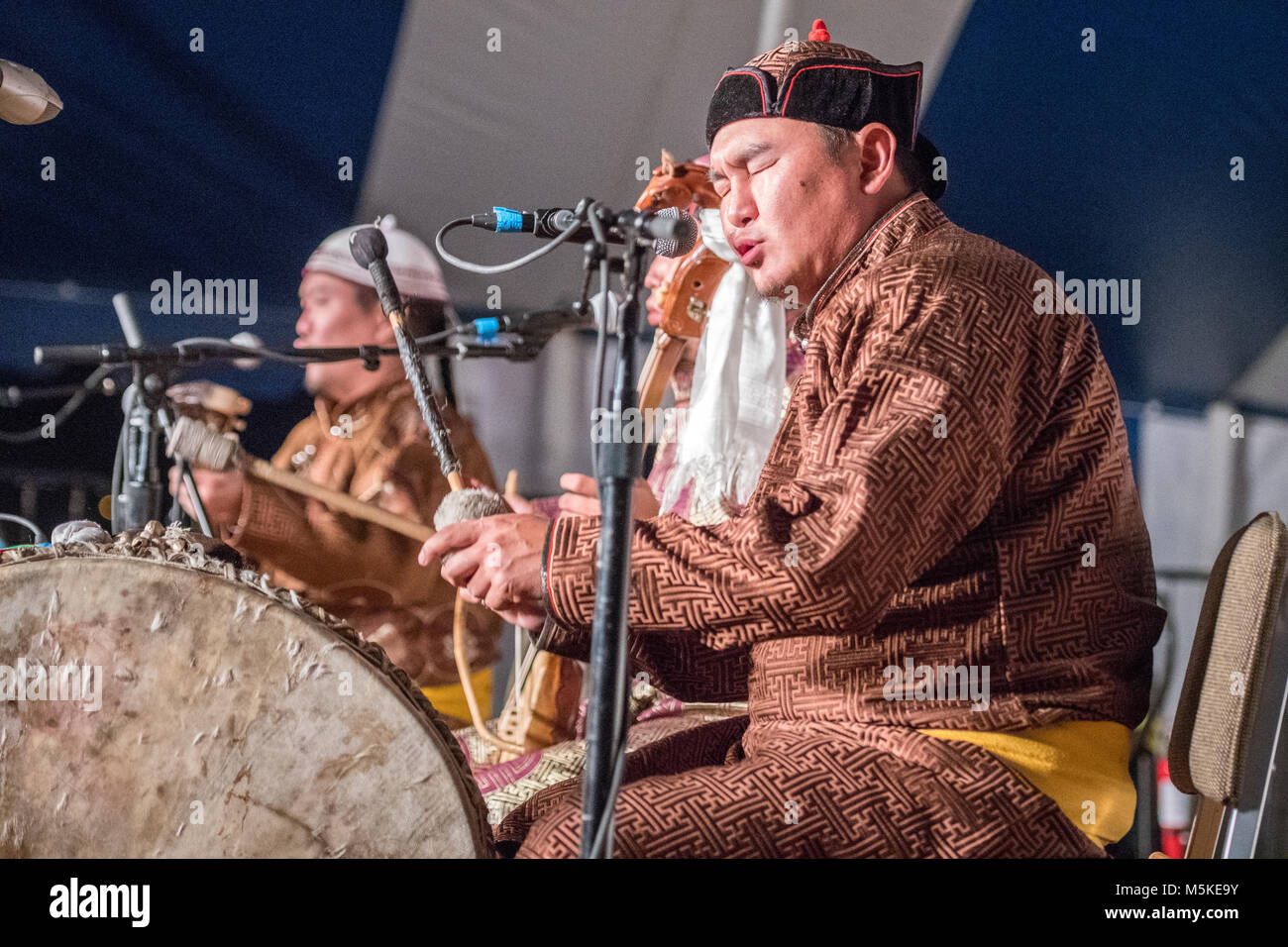 Gli stati da Alash, gruppo musicale, preformatura Tuvan gola a cantare sul palcoscenico nazionale vita Folk Festival, Greensboro, Nord Carolina. Foto Stock