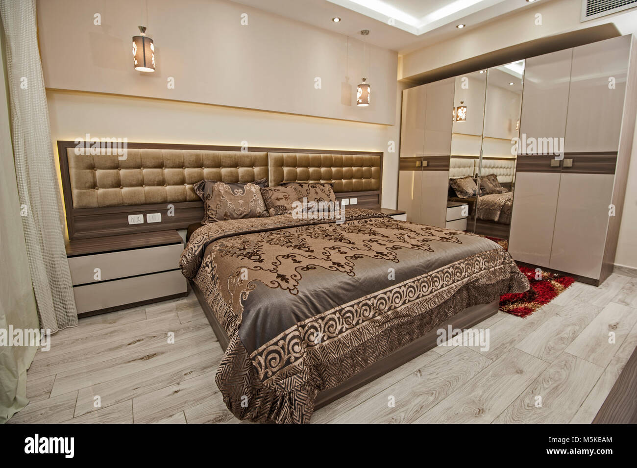 Interior design decor e arredamento di lusso home mostra camera da letto con mobili e letto Foto Stock