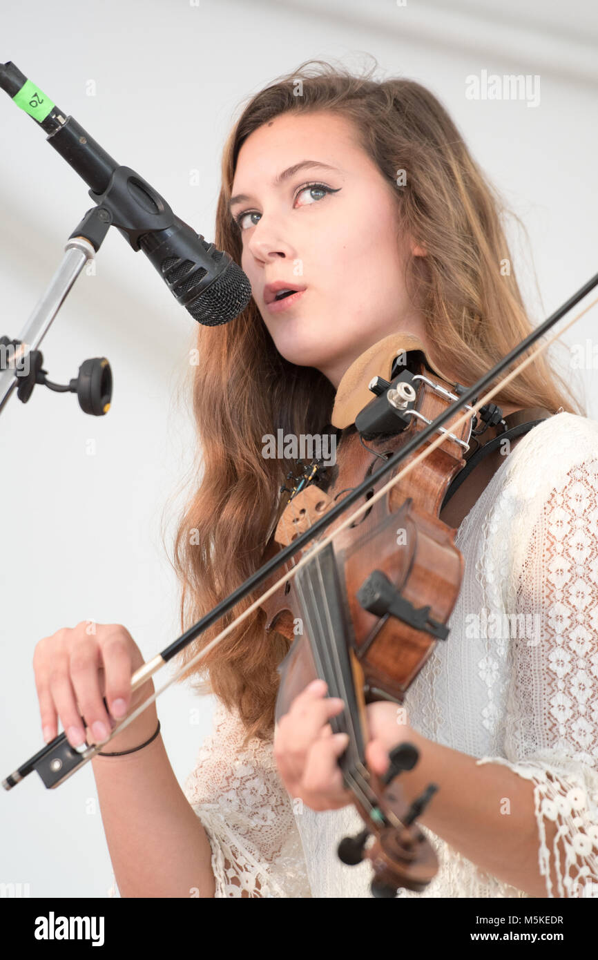 Giovane femmina del gruppo di musica e rigorosamente di stringhe & Cole Cloggers montagna, cantare e suonare il violino, Greensboro, Nord Carolina. Foto Stock