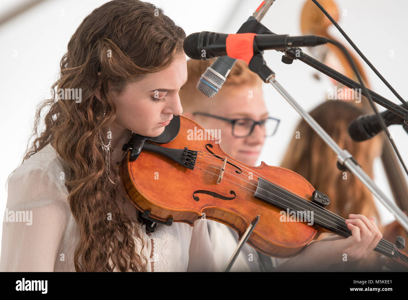 Giovani femmine dal gruppo musicale, rigorosamente di stringhe & Cole Cloggers montagna, dimostrano una completa concentrazione come ella archi sul suo violino, Greensboro, né Foto Stock
