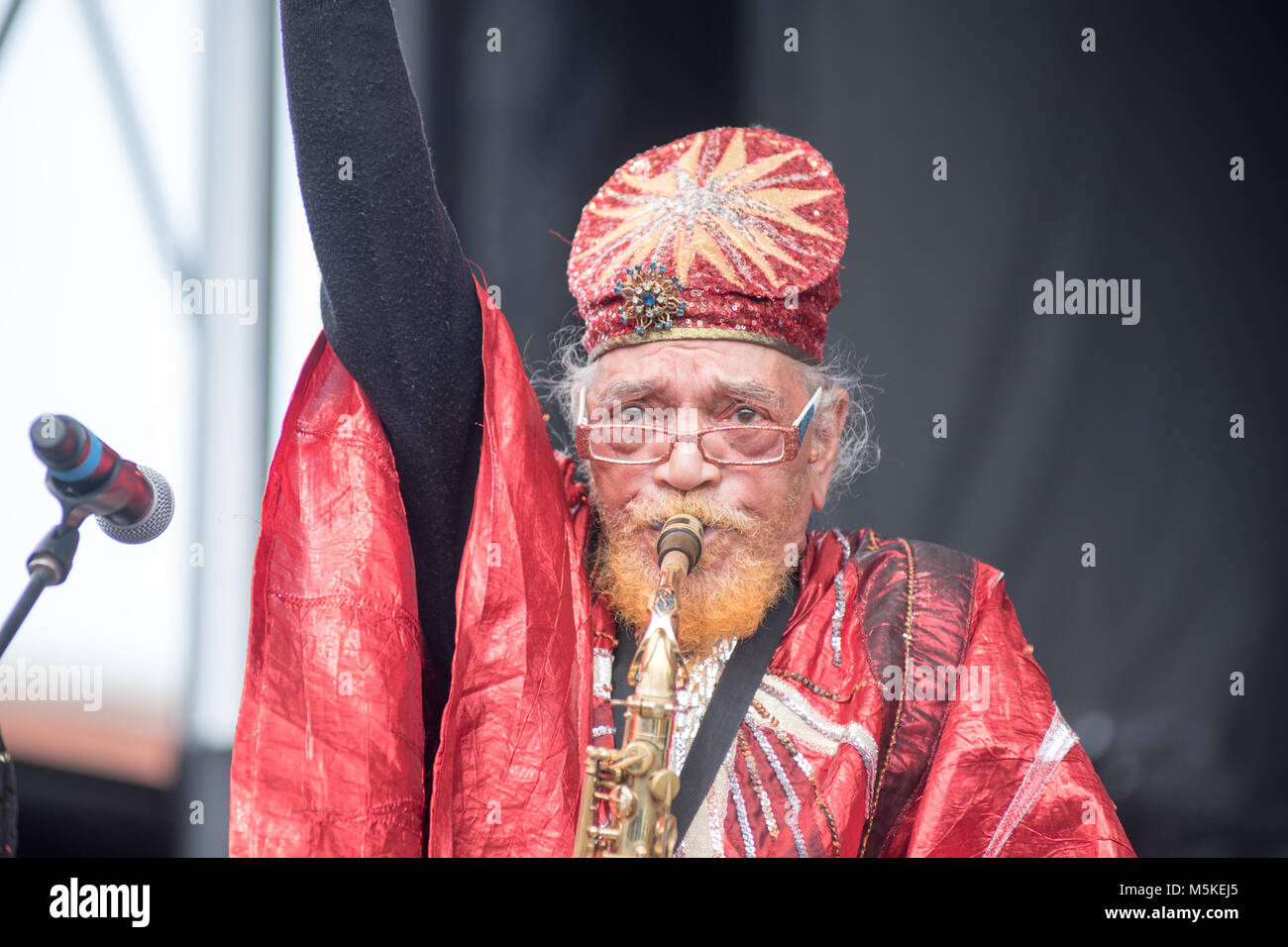 Marshall Allen, band leader per Sun Ra Arkestra, mette il suo braccio in aria come egli cinghie fuori del sassofono sul palco di National Folk Festival di vita, GRE Foto Stock
