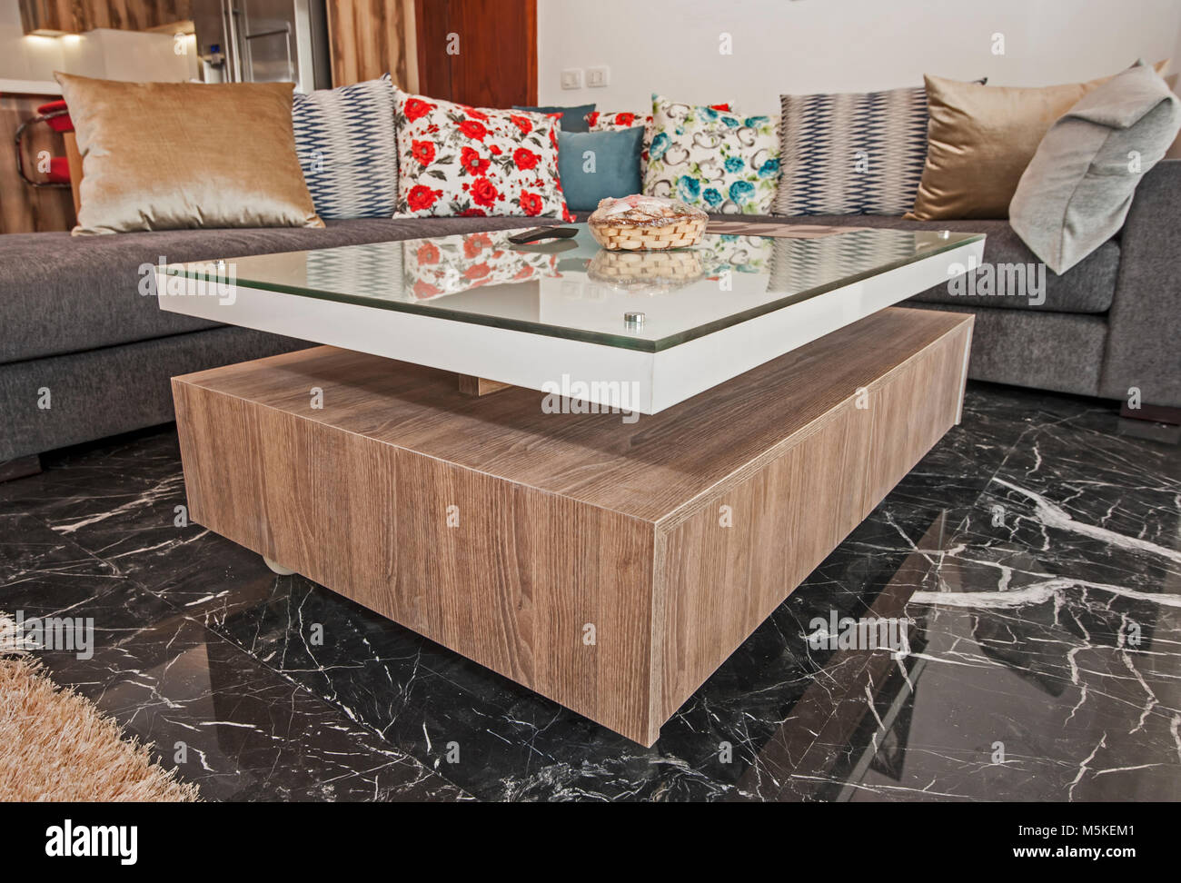 Living room lounge in un appartamento di lusso show home mostra interior design decor e arredamento con tavolo da caffè Foto Stock