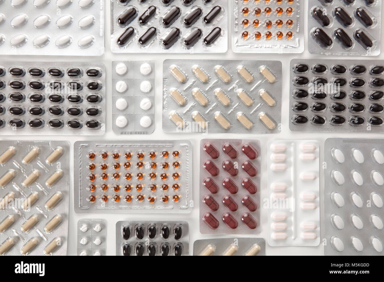 Varie pillole in Blister su tavola Foto Stock