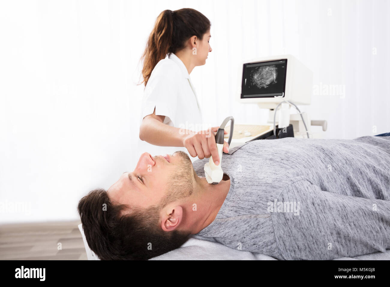 Uomo di subire il medico Esame ad ultrasuoni in clinica Foto Stock