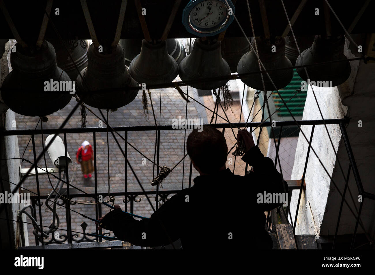 Un monaco chiede una grande campana al campanile del monastero Danilov di Mosca durante il festival del Russian Bells 'Danilov campane', Russia Foto Stock