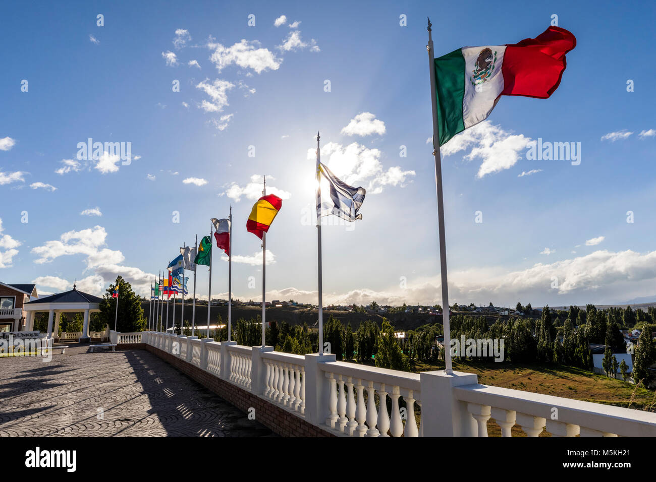 Bandiere internazionali battenti; Hotel di lusso esclusivo; El Calafate; Argentina Foto Stock