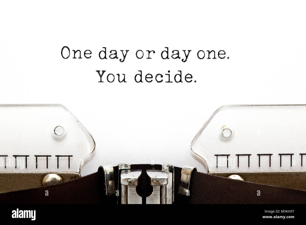 Un giorno o un giorno. Siete voi a decidere. stampato su una vecchia macchina da scrivere. Foto Stock