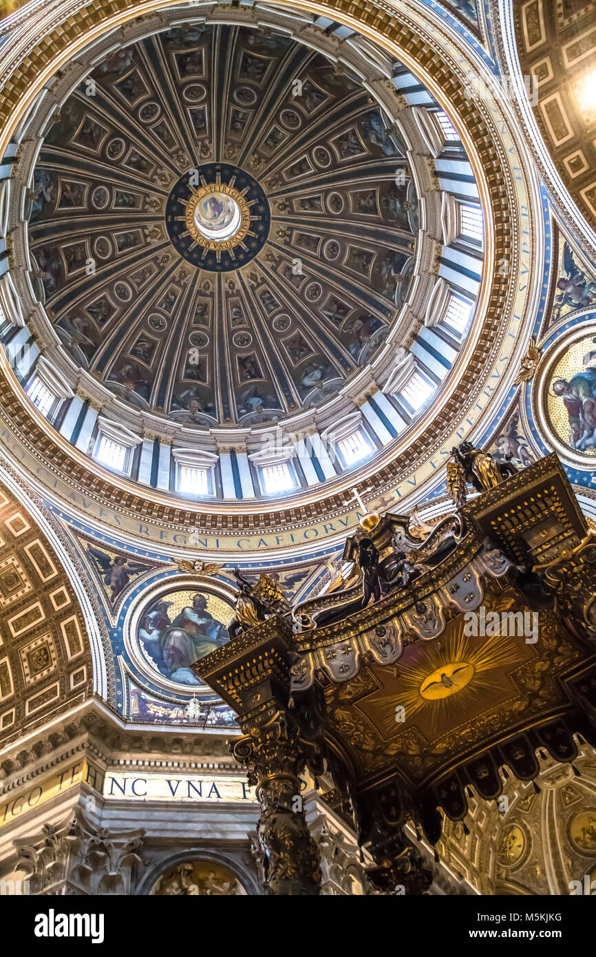 Roma, Italia - 7 febbraio 2018: vista interna della cupola della Basilica di San Pietro e il baldacchino bronzeo del Bernini in Vaticano. Foto Stock