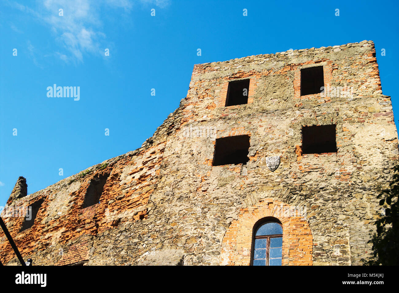 I muri in pietra rovine del medievale castello di Grodno contro il cielo blu. Zagorze Slaskie, Bassa Slesia, Polonia. Foto Stock