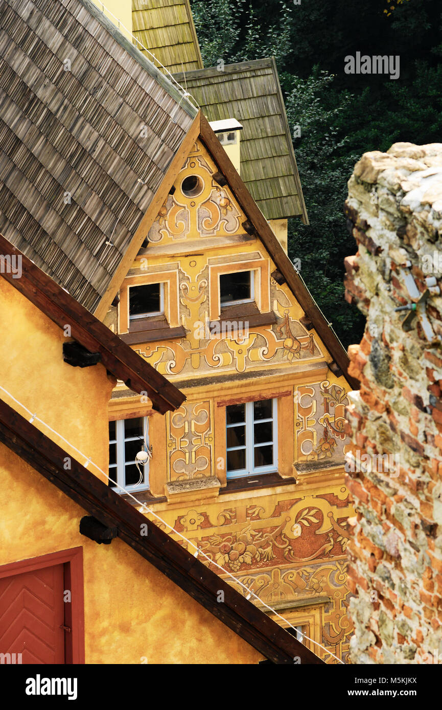 Tetti spioventi di gatehouse edificio del castello di Grodno con preziosi sgraffito su pareti. Zagorze Slaskie, Bassa Slesia, Polonia. Foto Stock