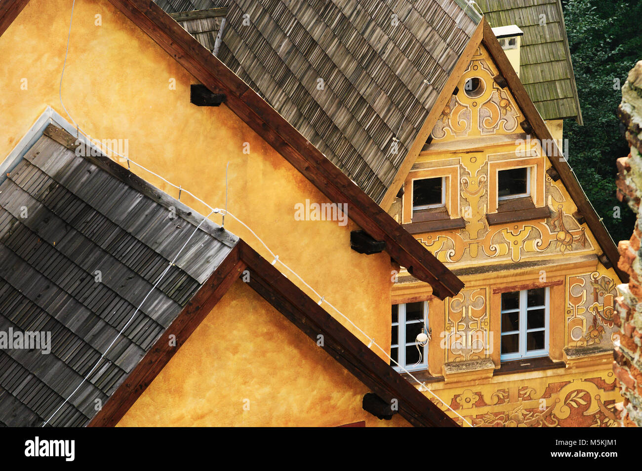 Tetti spioventi di gatehouse edificio del castello di Grodno con preziosi sgraffito su pareti. Zagorze Slaskie, Bassa Slesia, Polonia. Foto Stock