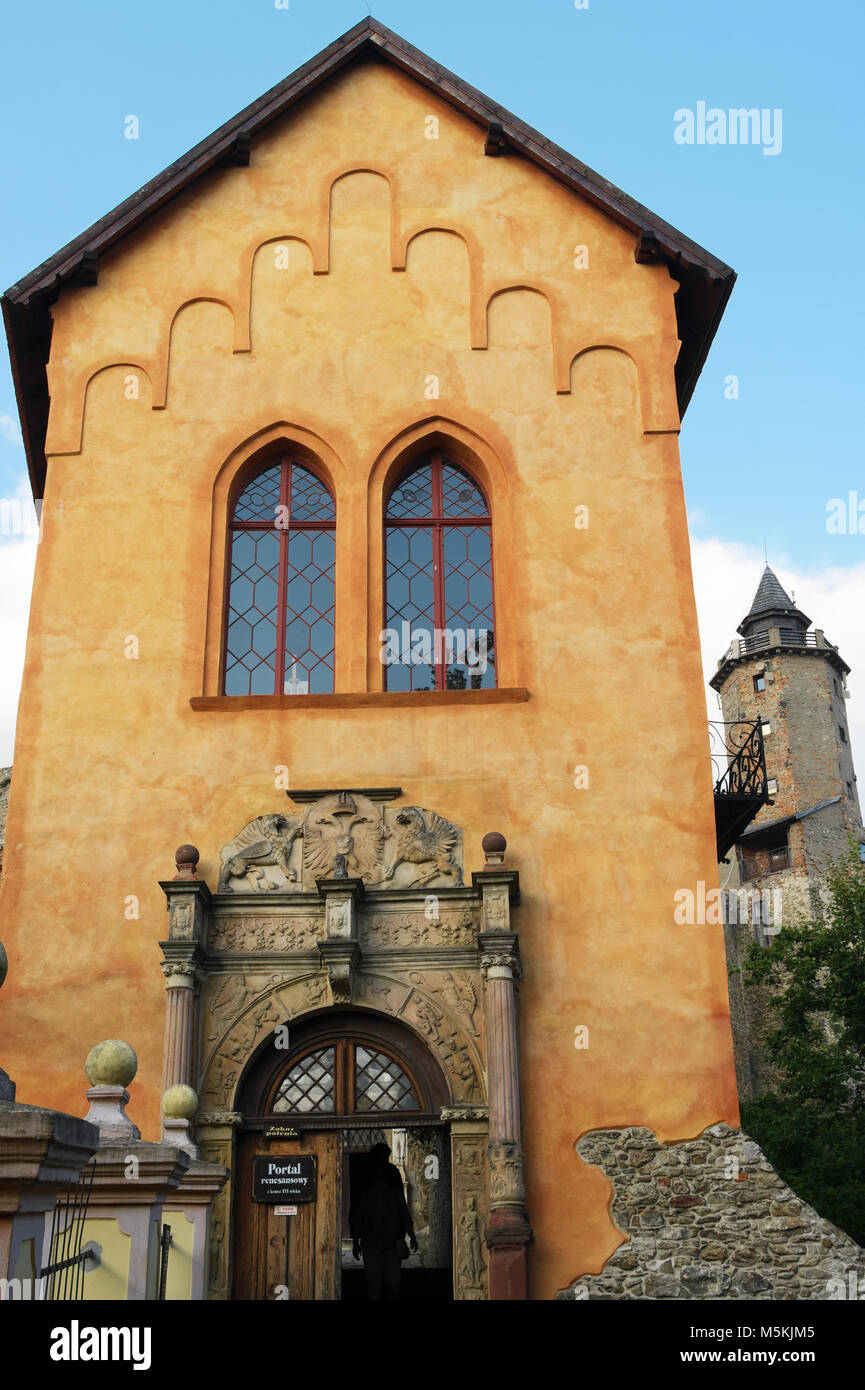 Renaissance cancello di ingresso alla torre del castello di Grodno in Zagorze Slaskie, Polonia. Foto Stock
