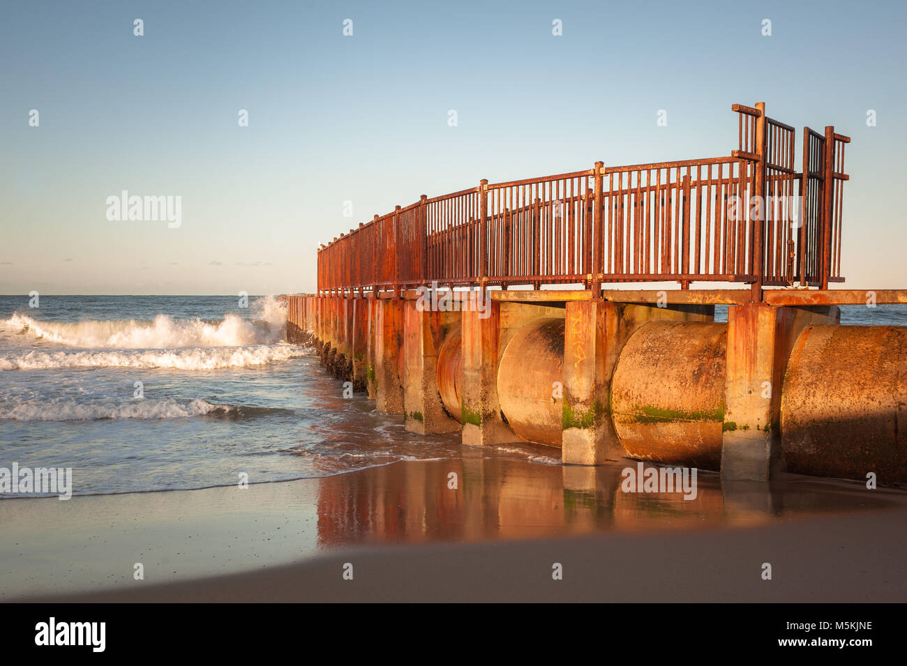 McGurk Beach Jetty fotografato a sunrise a dita spiaggia di Playa Del Rey, CA. Foto Stock