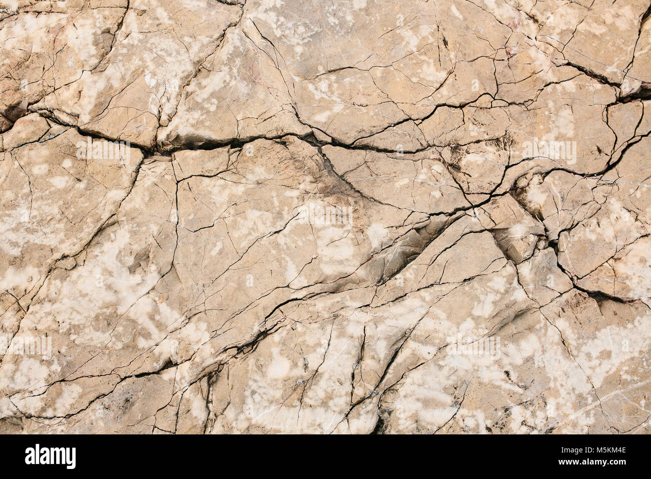Pietra parete incrinata texture. Sfondo di pietra. Incrinature Foto Stock