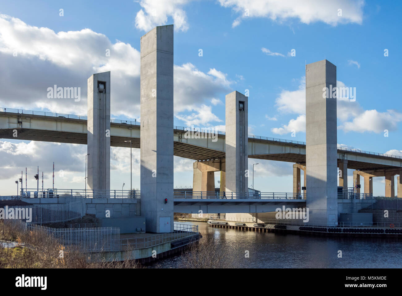 M60 ad alto livello e il nuovo A57 ponte di sollevamento (2017) attraversando il Manchester Ship Canal a Barton-su-Irwell, Salford, Manchester, Inghilterra, Regno Unito. Foto Stock