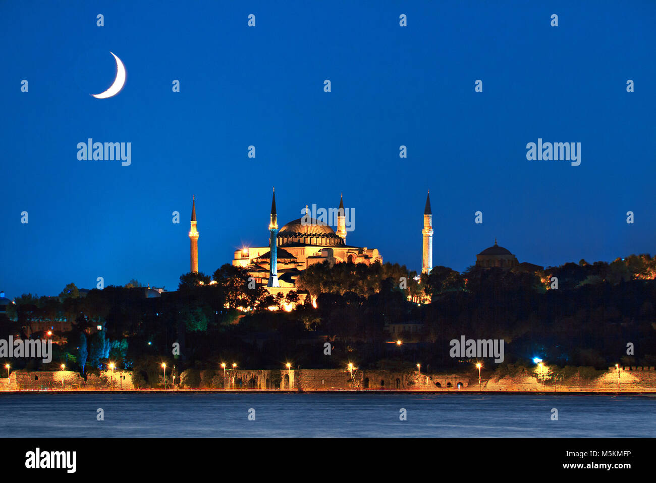 Hagia Sophia di notte con la falce della luna nel cielo, Istanbul, Turchia Foto Stock