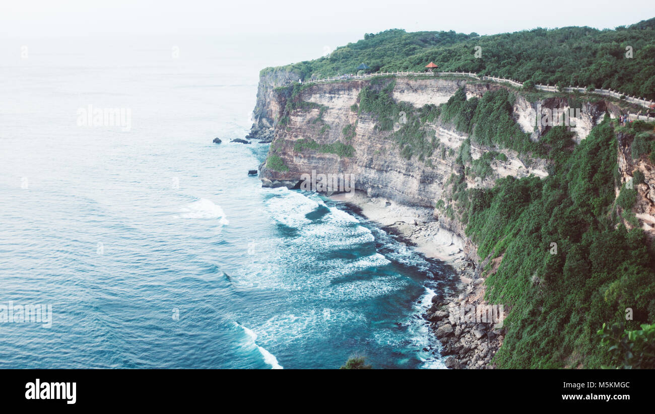 La vista è visibile attraverso il mare da un tempio sulla scogliera in Uluwatu, Bali Foto Stock