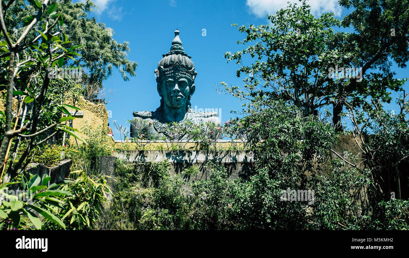 Grandi statue di divinità Indù sono visti in un parco nazionale in Uluwatu, Indonesia Foto Stock