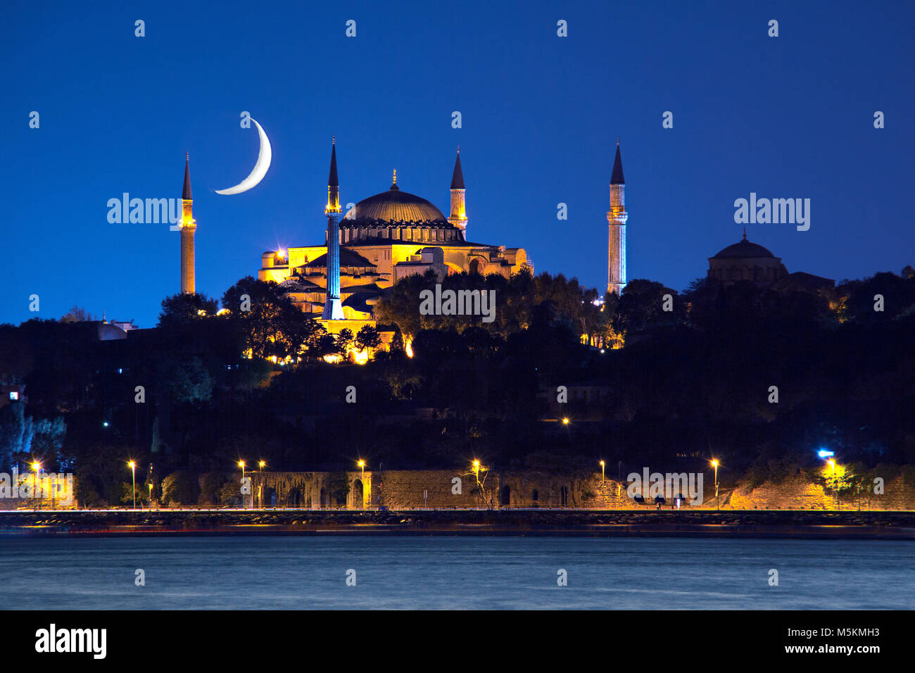 Hagia Sophia di notte con la falce della luna nel cielo, Istanbul, Turchia Foto Stock