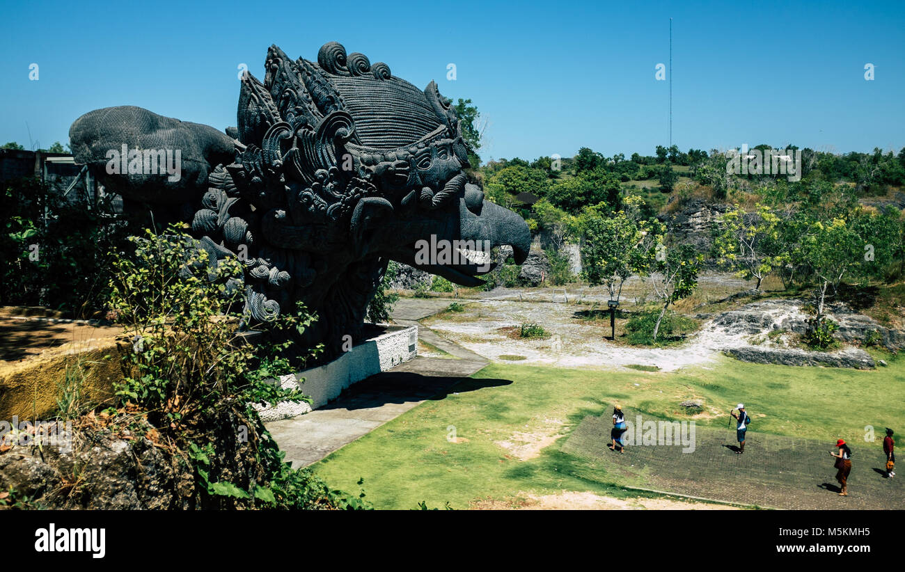 Grandi statue di divinità Indù sono visti in un parco nazionale in Uluwatu, Indonesia Foto Stock