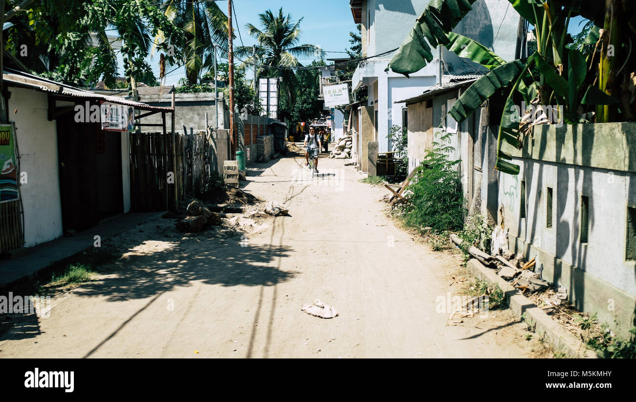 Una pista sterrata con negozi è visto vuoto su Gili T isola di Bali Foto Stock