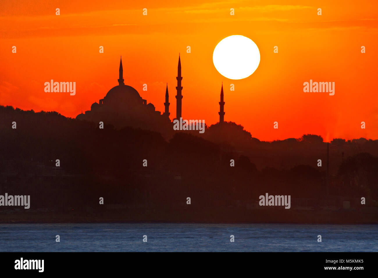 Silhouette della Moschea Suleymaniye al tramonto, Istanbul, Turchia. Foto Stock