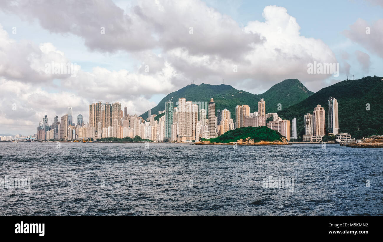 La Hong Kong urban skyline della città è visibile da tutta l'acqua Foto Stock