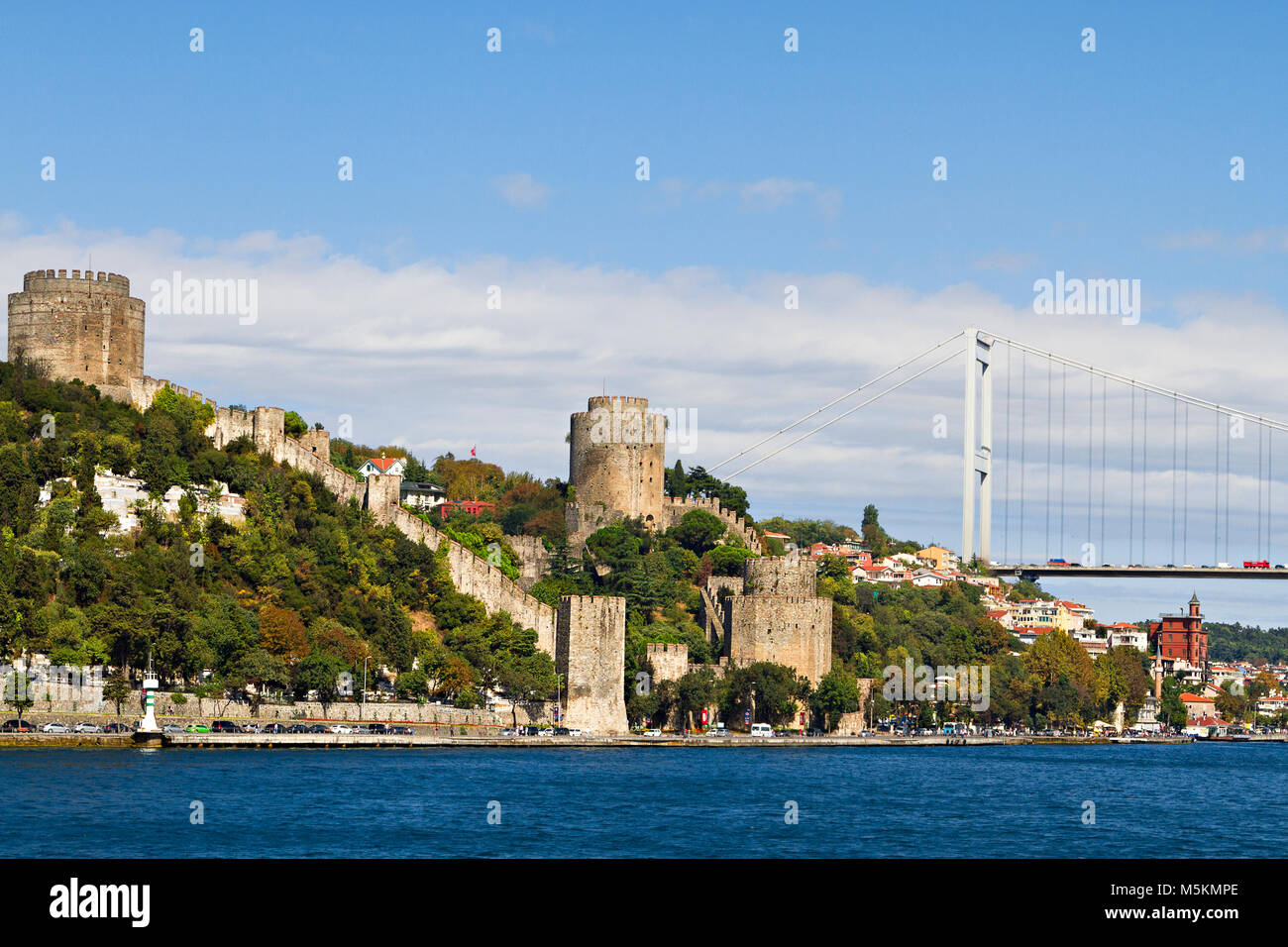 Rumelihisari fortezza e Ponte sul Bosforo, ad Istanbul in Turchia Foto Stock