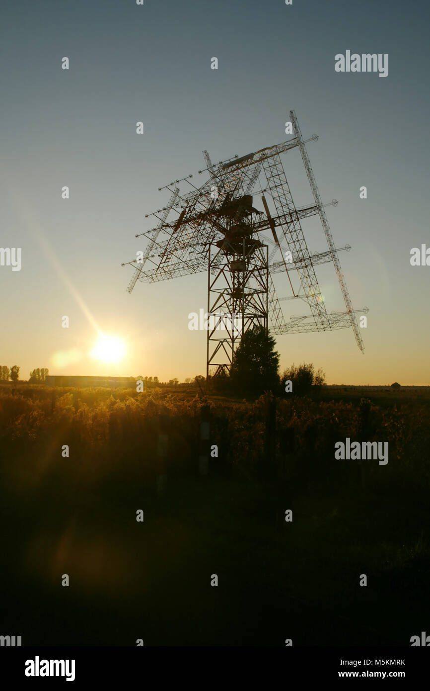 Torre di trasmissione (elettricità pilone) al tramonto o l'alba in Germania Foto Stock
