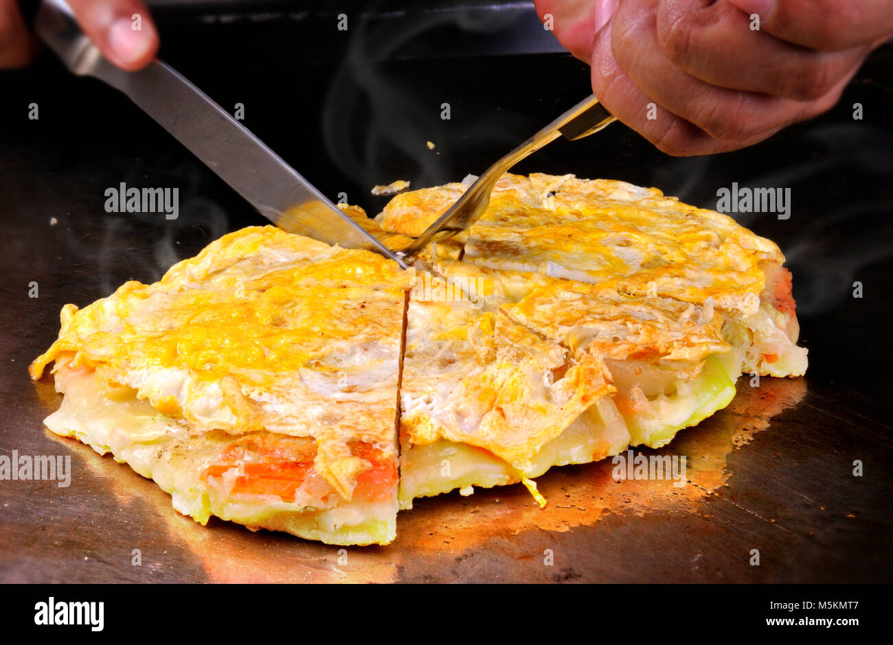 Giapponese Okonomiyaki è giapponese pizza grande e yammy Foto Stock