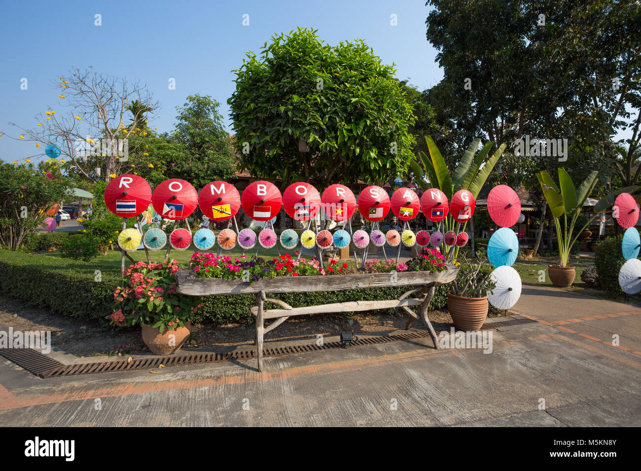 CHIANG MAI, Thailandia, febbraio 19, 2017 - Bo Sang villaggio artigianale di ombrelloni e sdraio, in Chiang Mai, Thailandia. Foto Stock CHIANG MAI, Thailandia, febbraio 19, 2017 - Bo Sang villaggio artigianale di ombrelloni e sdraio, in Chiang Mai, Thailandia. Foto Stock