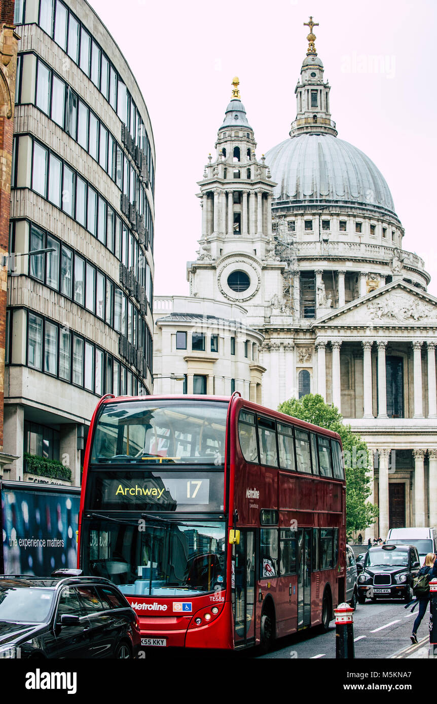 Un London bus passa attraverso Fleet Street a Londra con San Paolo in background Foto Stock