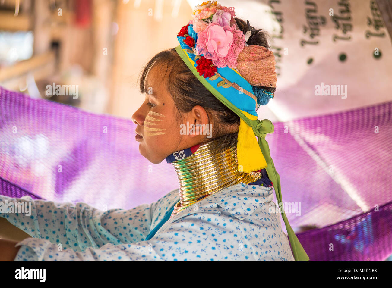 CHIANG RAI, Tailandia - 20 febbraio 2017 - Unidentified lungo collo Karen hill tribe persone. Karen collo lungo i Villaggi in Chiang Rai, Thailandia Foto Stock