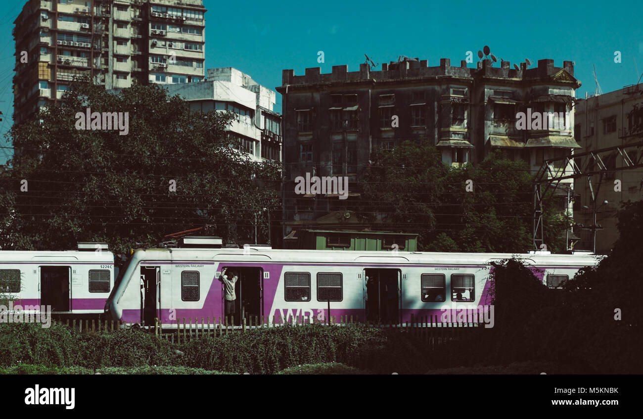 Un suburban commuter train passa attraverso Mumbai, India Foto Stock