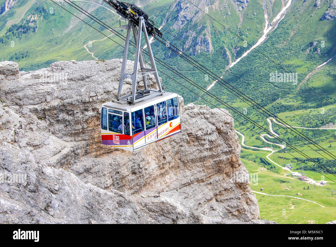 Il Sass Pordoi, Italia Luglio 18, 2014 - Funivia del Sass Pordoi montagna del massiccio, Dolomiti, Italia, Europa Foto Stock