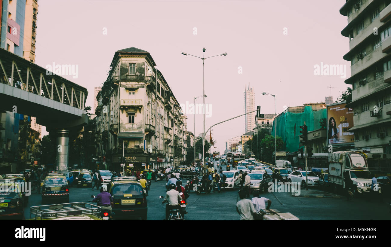 Il traffico durante le ore di punta in Mumbai, India Foto Stock