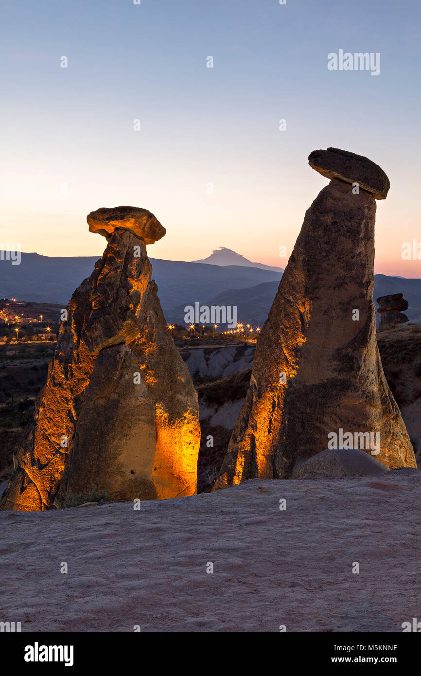 Formazioni di roccia vulcanica noto come Camini di Fata in Cappadocia, Turchia Foto Stock