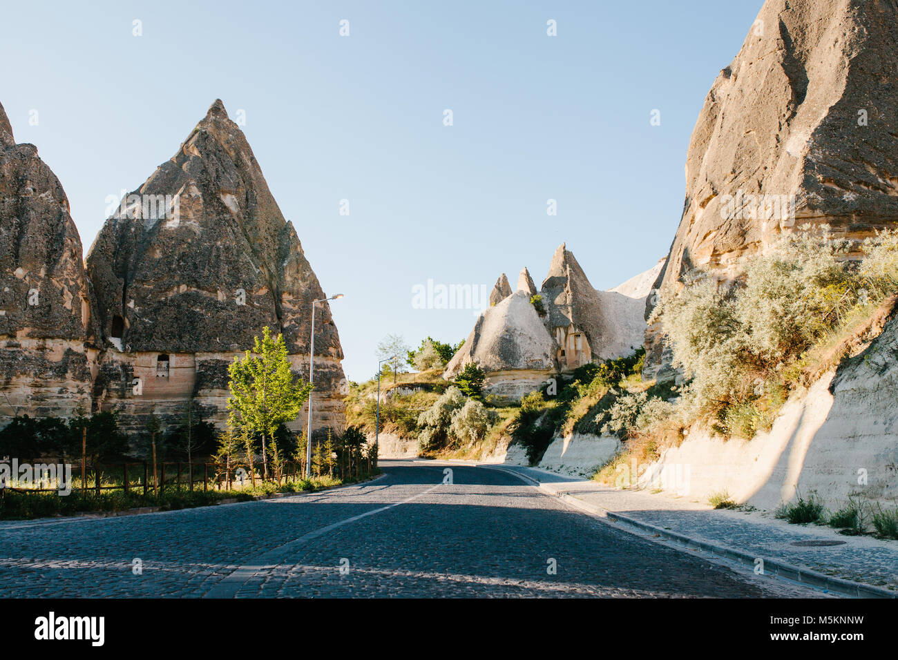 Bella vista delle colline della Cappadocia. Una delle attrazioni della Turchia. Turismo, viaggi, natura. strada vicino a Goreme in Cappadocia Foto Stock