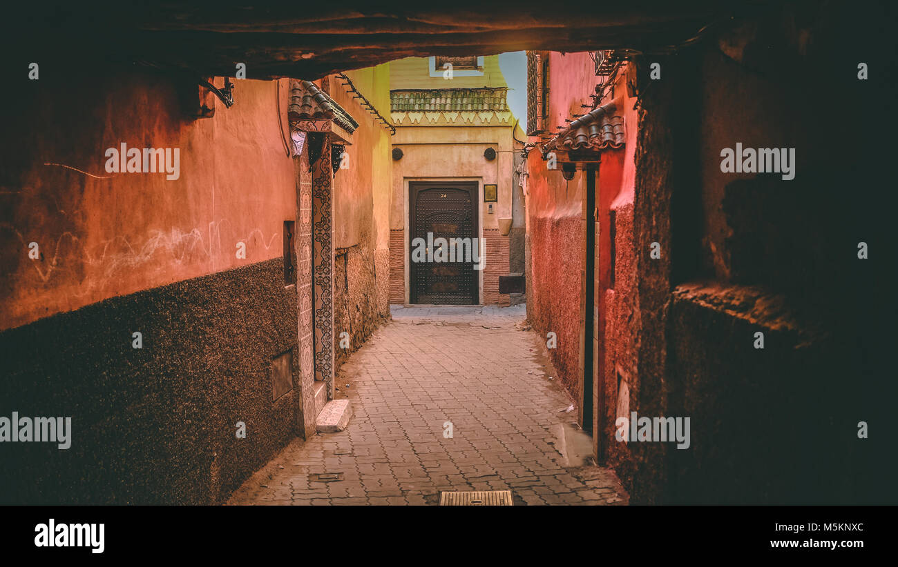 Un vicolo vuoto modo in Marrakech città vecchia Foto Stock
