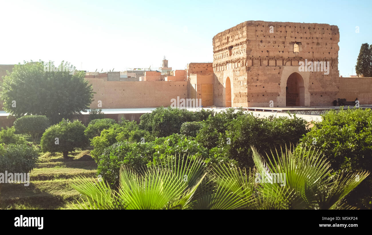 Palazzo El Badi è visto vuoto e ora con acqua in Marrakech durante una giornata di sole Foto Stock