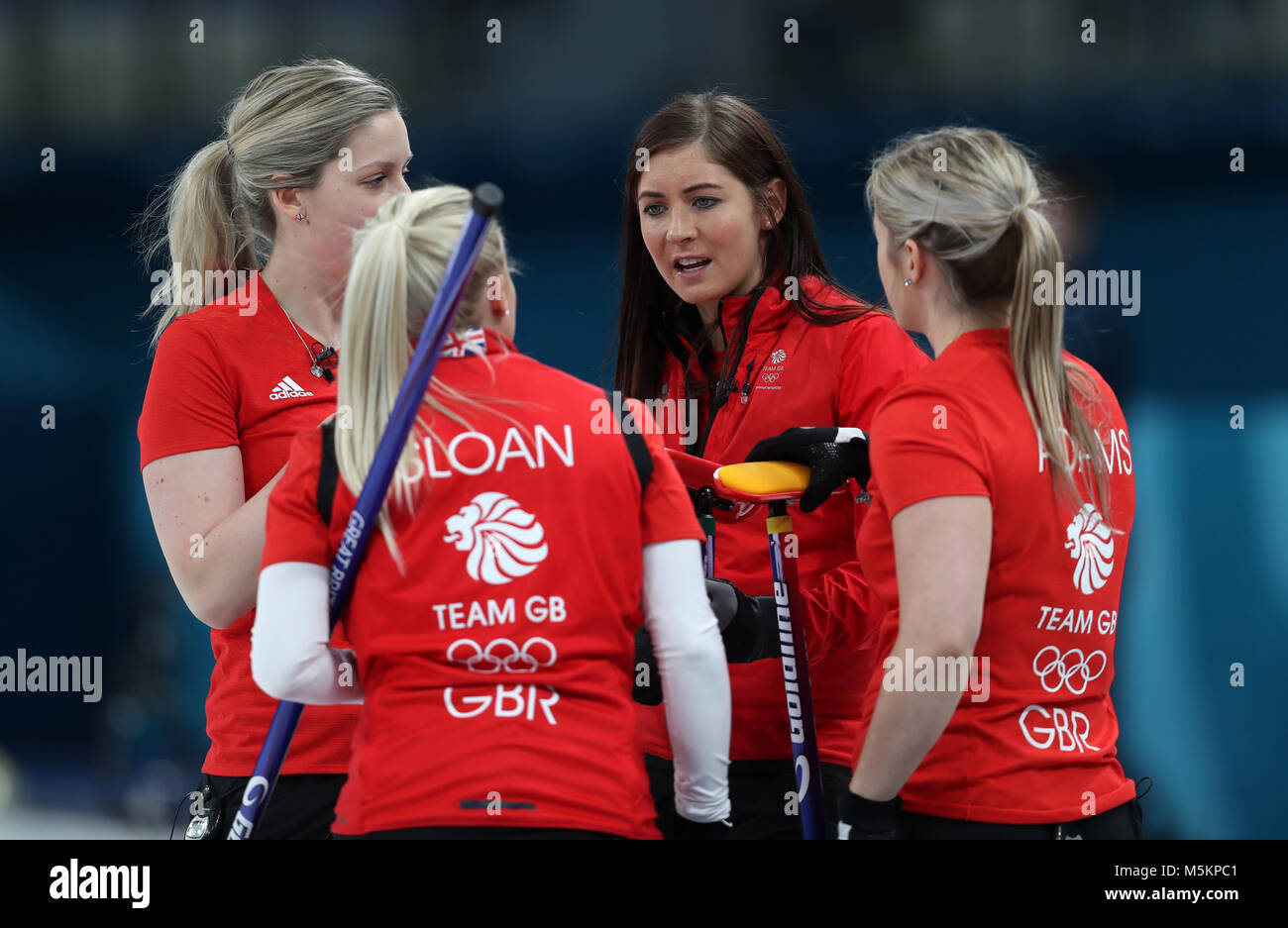 Gran Bretagna skipper Eve Muirhead (seconda a destra) con i compagni di team Anna Sloan, Lauren grigio e Vicki Adams durante la donna della medaglia di bronzo corrispondono a Gangneung Centro di Curling durante il giorno quindici del PyeongChang 2018 Giochi Olimpici Invernali in Corea del Sud. Foto Stock