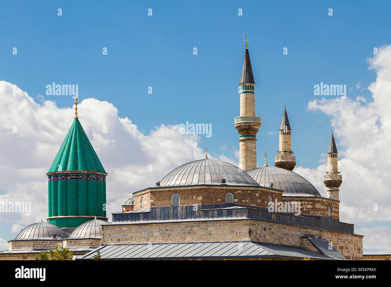 Skyline di Konya con la cupola verde del Mausoleo di Mevlana Rumi e Selimiye moschea, Konya, Turchia. Foto Stock