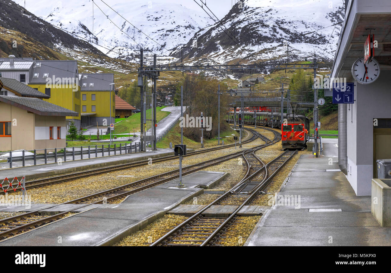 Presso la stazione ferroviaria nelle alpi svizzere Foto Stock