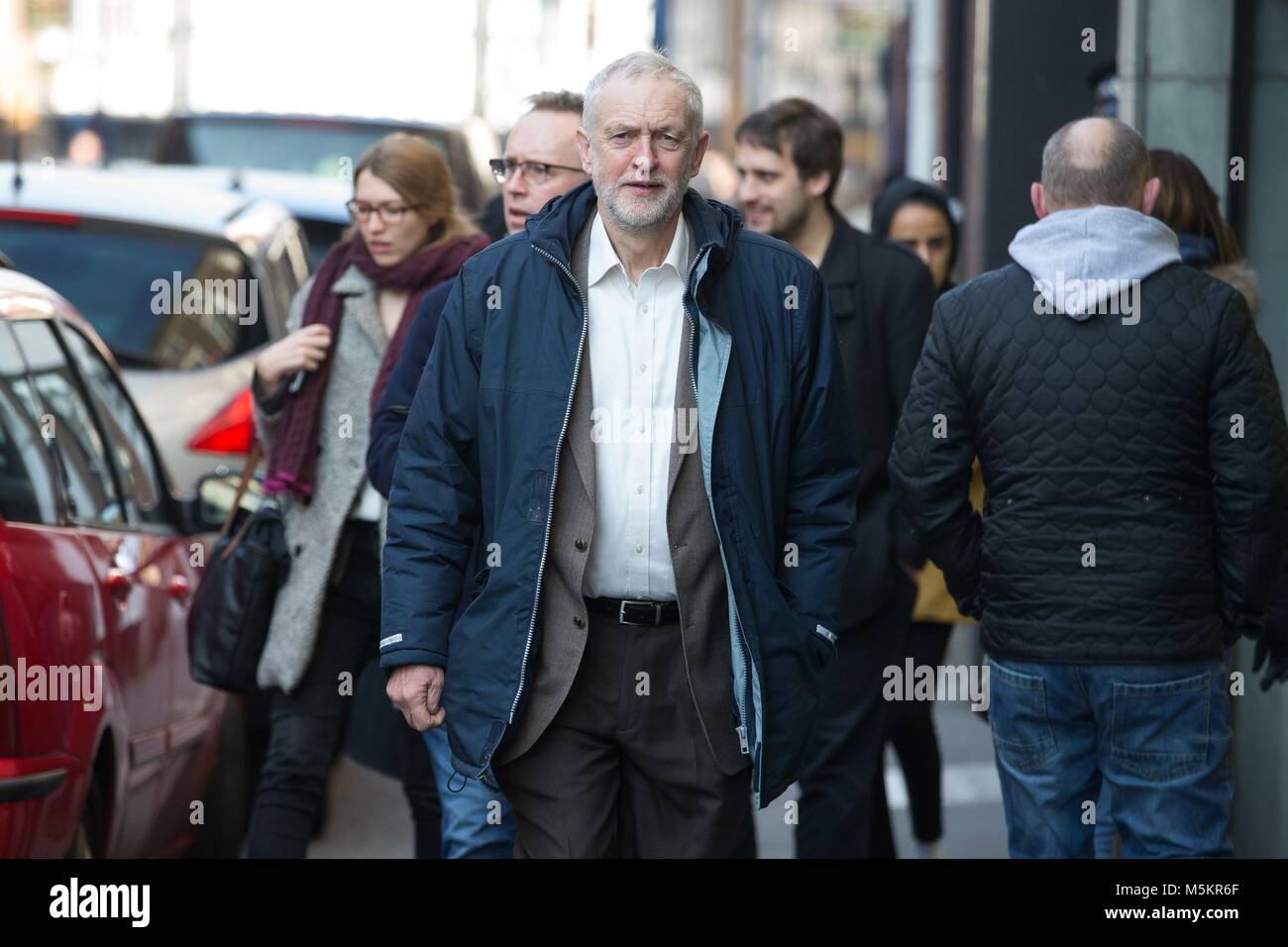 Leader laburista Jeremy Corbyn arriva a Stourbridge, dove ha incontrato con funzionari di polizia da West Midlands polizia. Foto Stock